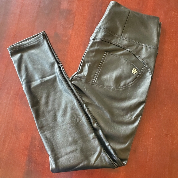 Faux Leather Pants in Size 2XL - Picture 2 of 8